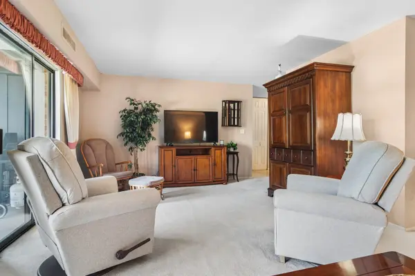 1605 E Central RD #213-B, Arlington Heights, IL 60005