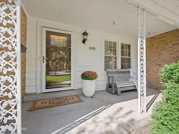 832 Sherwood RD, La Grange Park, IL 60526