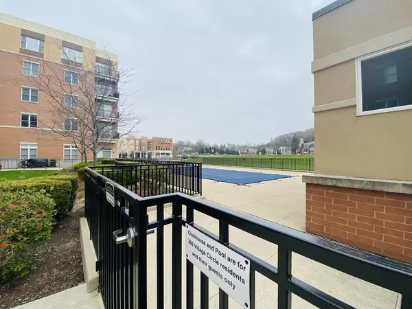 300 Village CIR #404, Willow Springs, IL 60480