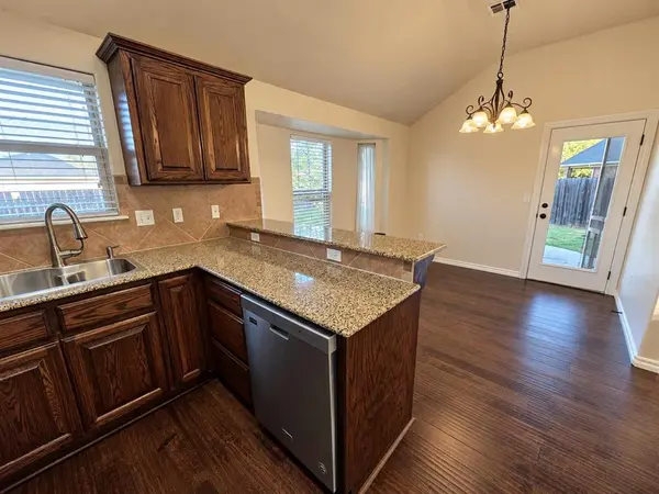 811 Dogwood CT, Moore, OK 73160