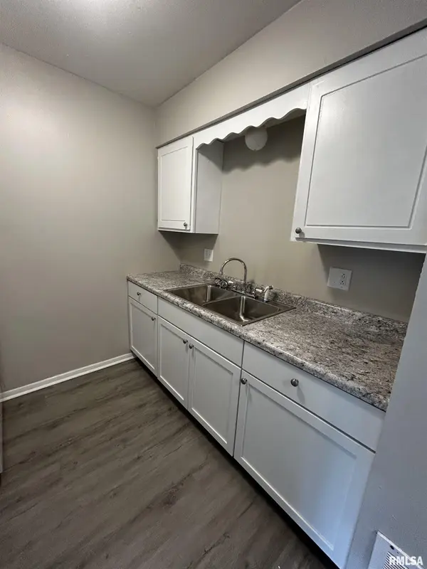 1902 SHERIDAN RD #9, Pekin, IL 61554