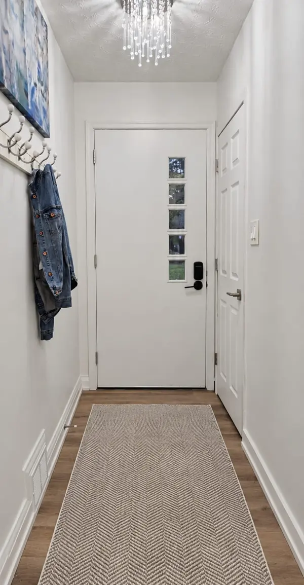 27 Inchcliffe CRES #Upper, Toronto W09, ON M9P 2N2