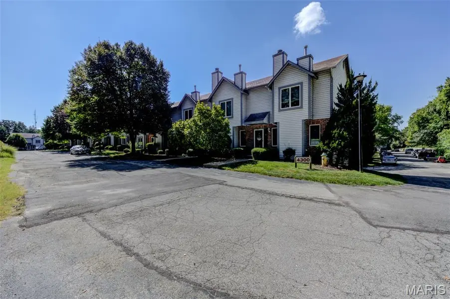 4306 Sherman Park DR #10F, St Charles, MO 63303