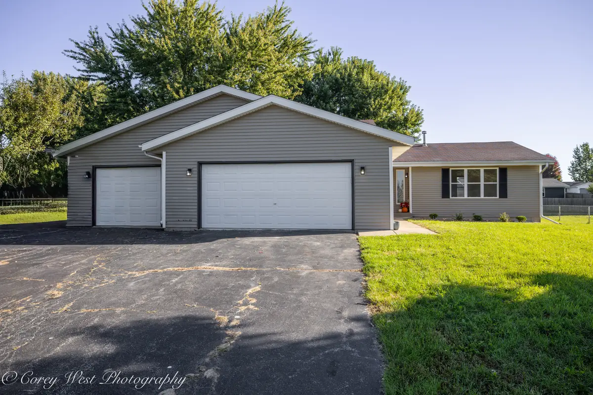 409 Hickory DR, Davis Junction, IL 61020