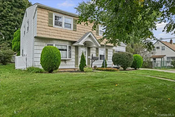 23 Saucer LN, Levittown, NY 11756
