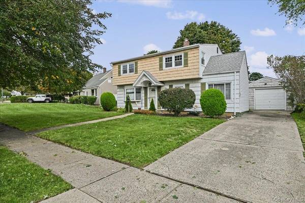 23 Saucer LN, Levittown, NY 11756