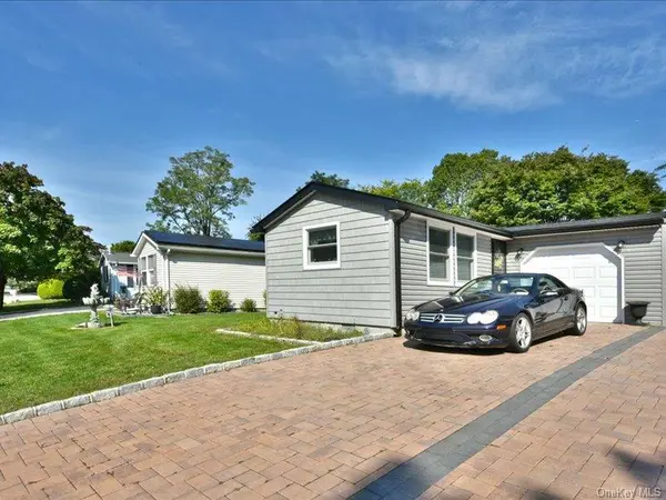 10 Greenwood BLVD, Manorville, NY 11949