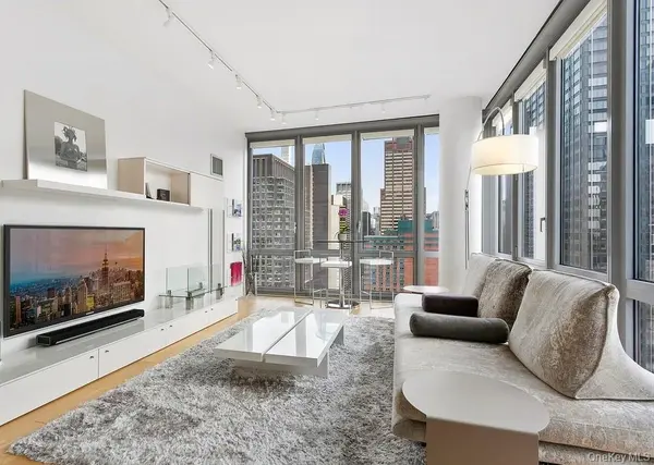310 W 52nd ST #35A, New York (manhattan), NY 10019