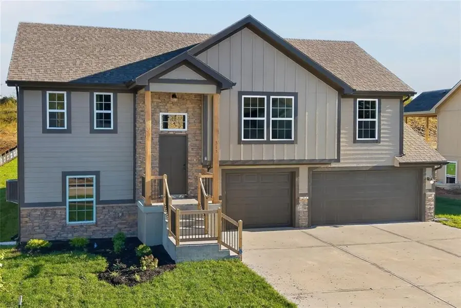 515 Skyview LN, Liberty, MO 64068
