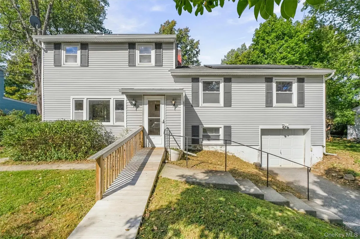 8 Claudia LN, Poughkeepsie, NY 12603