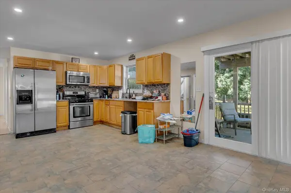 39 Elder AVE, Farmingville, NY 11738