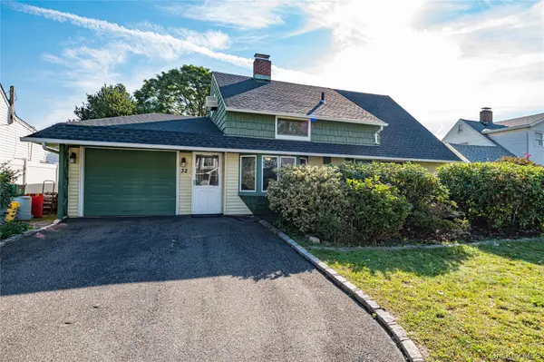 32 Swing LN, Levittown, NY 11756