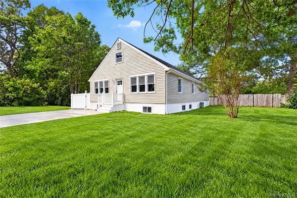 36 Hounslow RD, Shirley, NY 11967