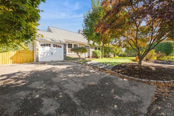 18 Juniper PL, Huntington, NY 11743