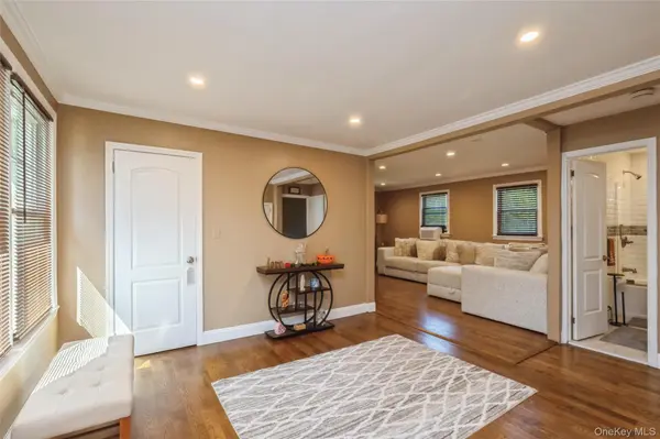 18 Juniper PL, Huntington, NY 11743