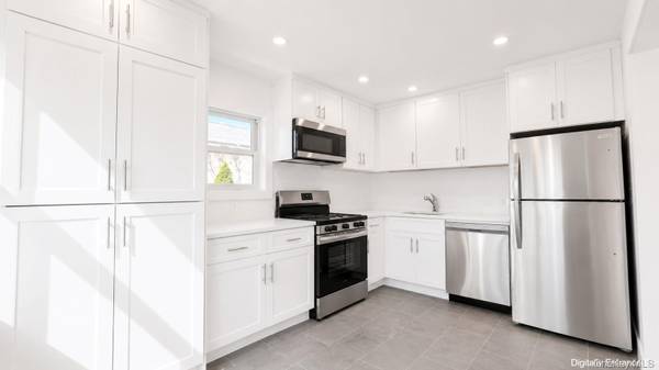 43 Yennicock AVE #2, Port Washington, NY 11050