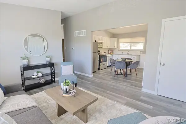 63 Patricia PL, Fenton, MO 63026