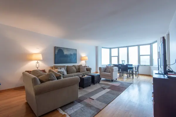 525 W HAWTHORNE PL #2704, Chicago, IL 60657