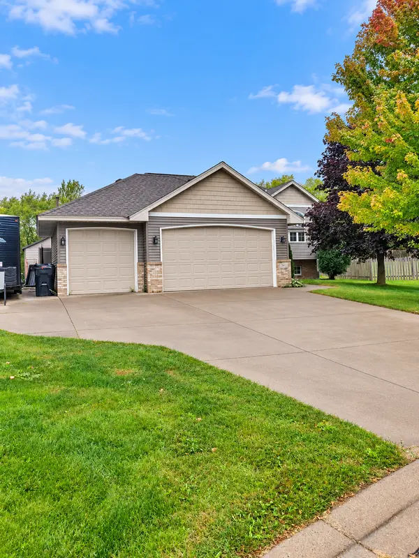 9711 Woodcrest CT, Monticello, MN 55362
