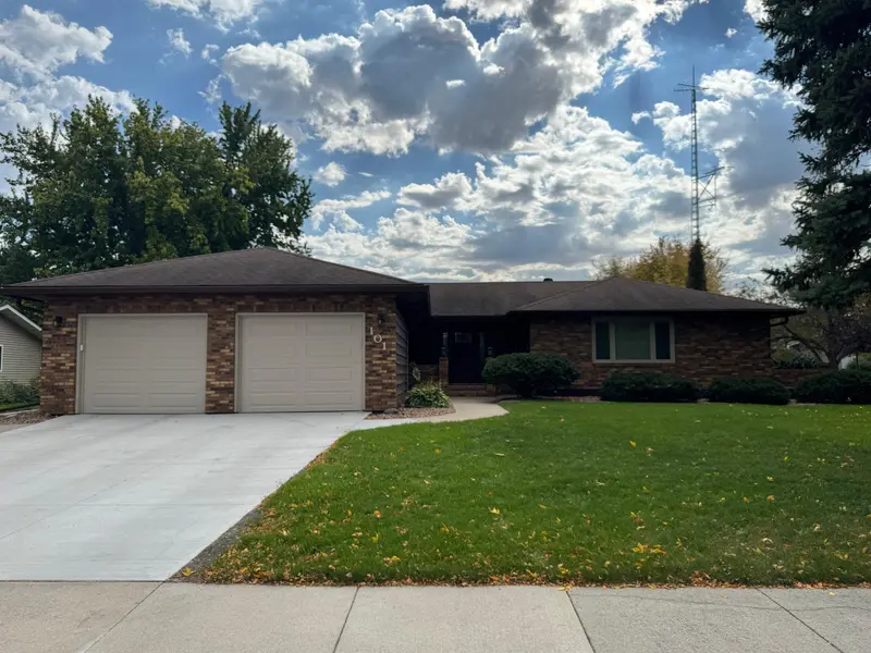 101 37th AVE S, Moorhead, MN 56560
