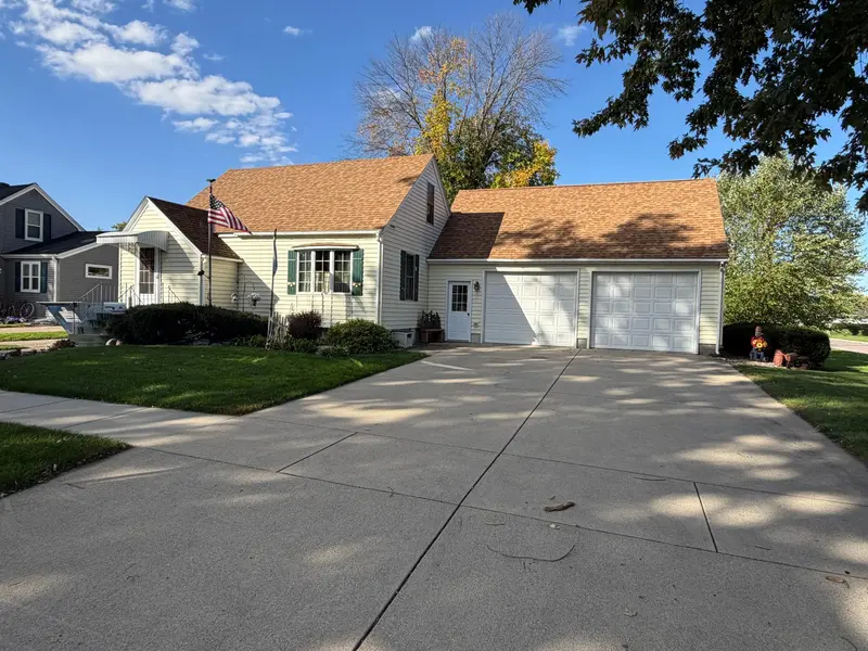 908 8th AVE SW, Faribault, MN 55021