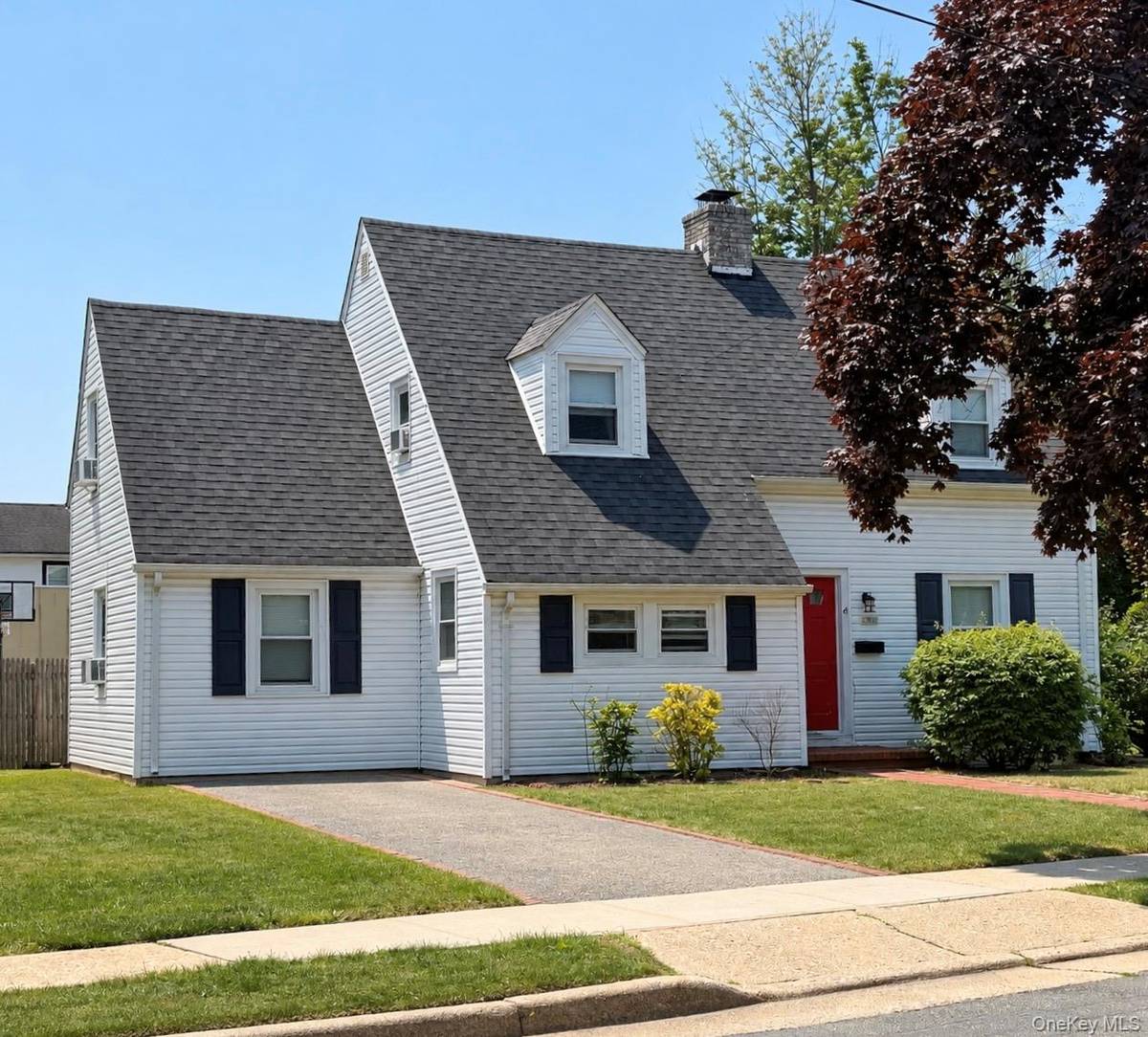 4 Primrose LN, Hempstead, NY 11550