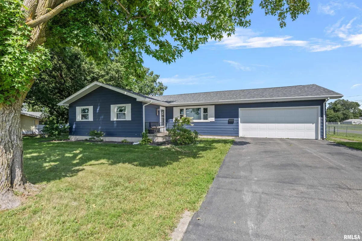 1 COUNTY RD, Chatham, IL 62629