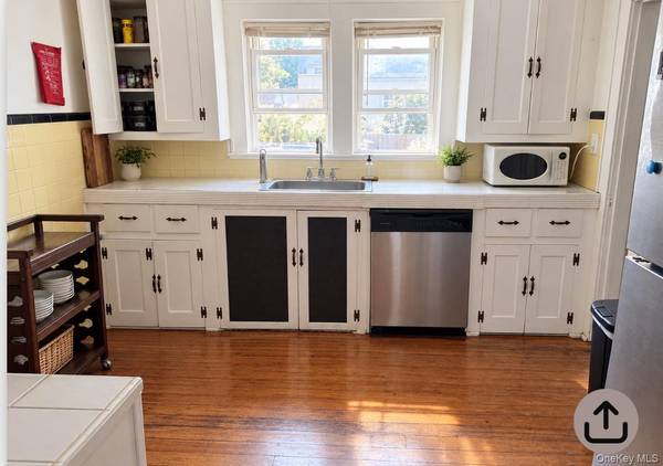 4 Primrose LN, Hempstead, NY 11550