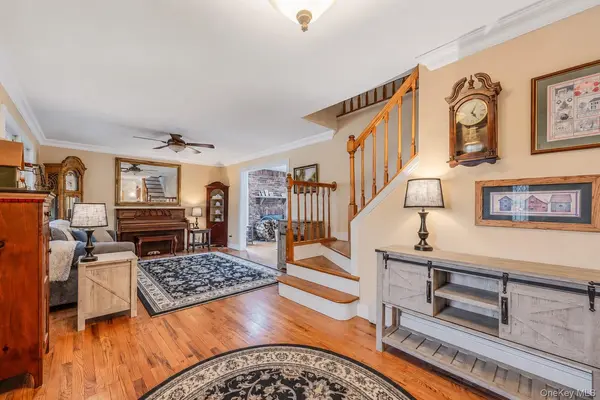 25 Locust LN, Miller Place, NY 11764