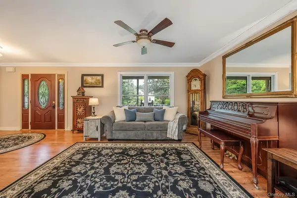 25 Locust LN, Miller Place, NY 11764