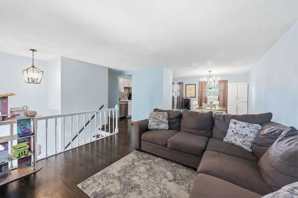 1419 Hampton LN, Schaumburg, IL 60193