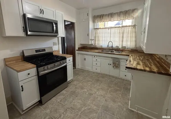 1137 N KELLOGG ST, Galesburg, IL 61401