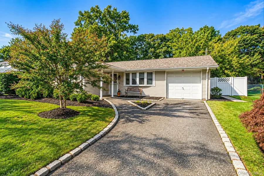 5 Allegheny DR, Farmingville, NY 11738