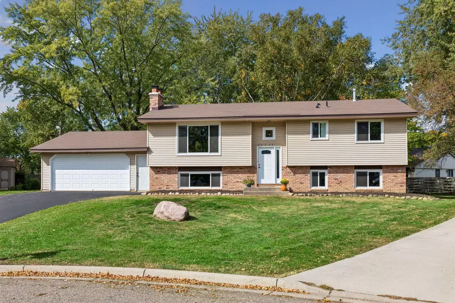 20375 Hughes AVE W, Lakeville, MN 55044