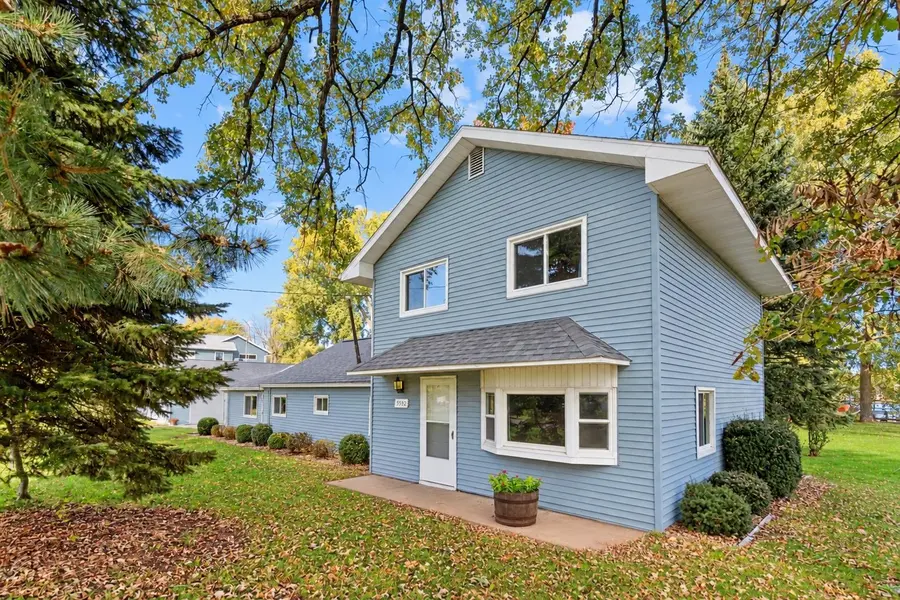 5592 LAKE RD, Oshkosh, WI 54902