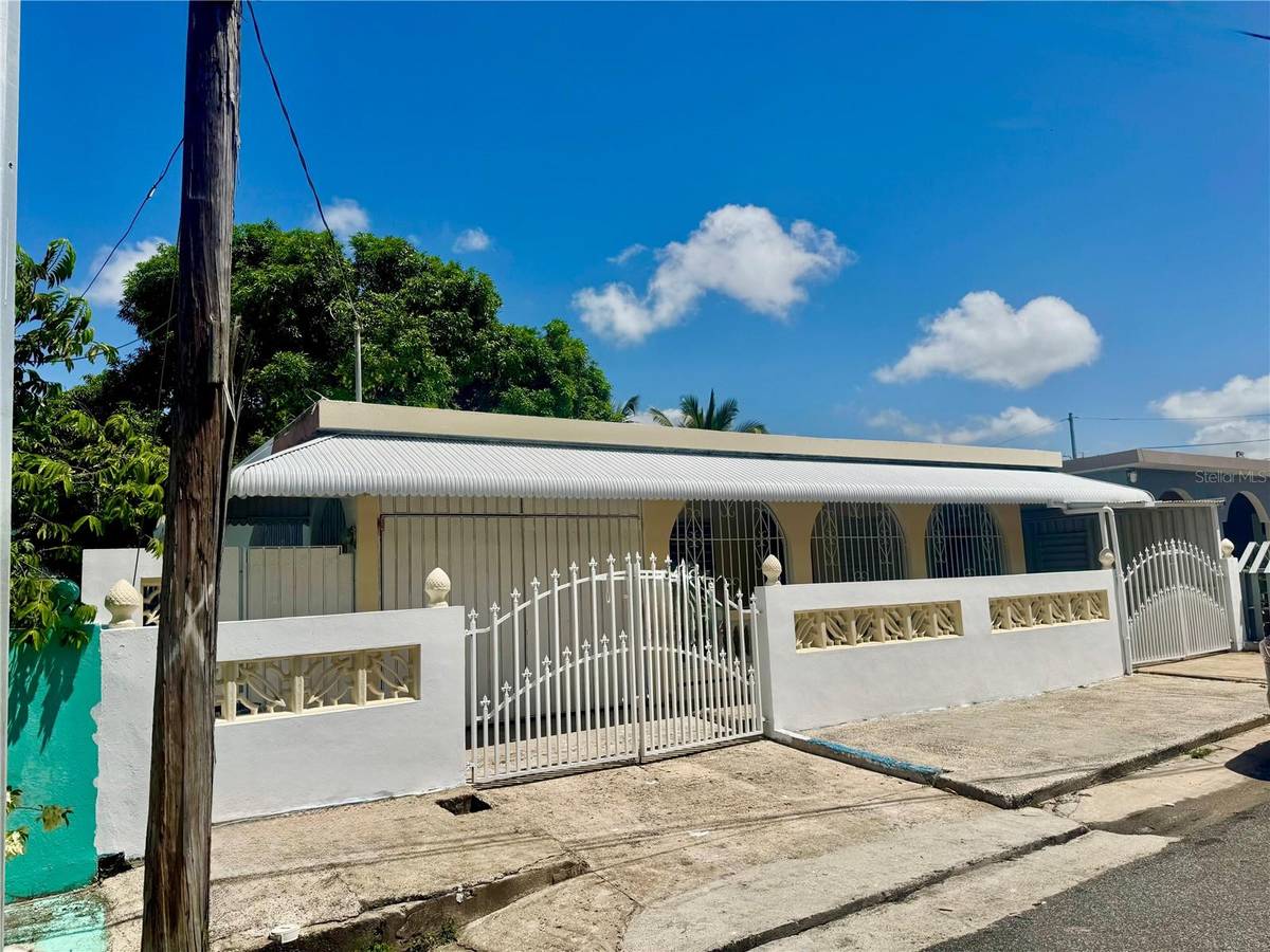 15 CALLE CAOBA, Juncos, PR 00777