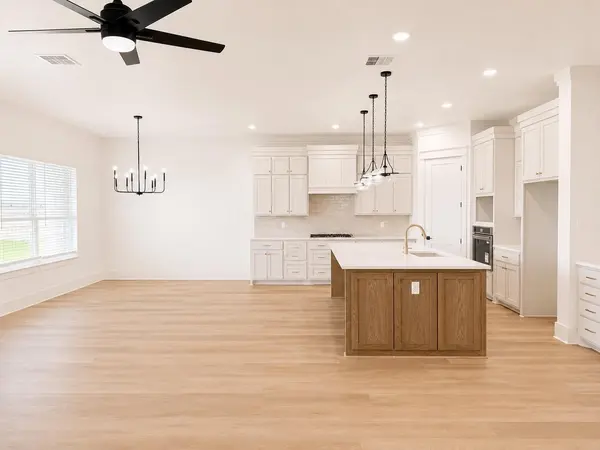 1614 Hunt DR, Salado, TX 76571