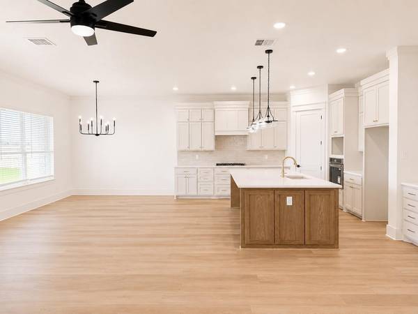 1614 Hunt DR, Salado, TX 76571