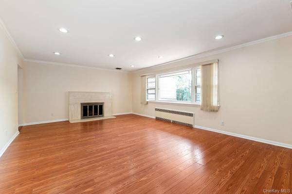 149 Lakeside DR, Lawrence, NY 11559