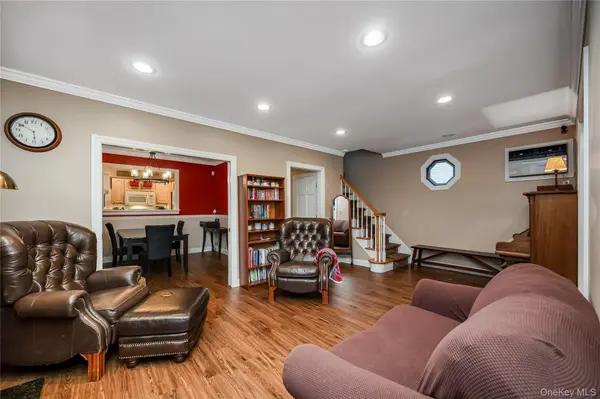 10 York PL, Williston Park, NY 11596