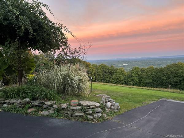 329 Mountain RD, Bloomingburg, NY 12721