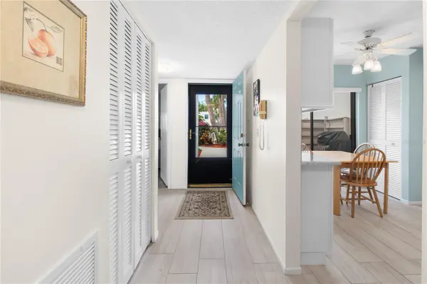 220 LAKEWOOD DR #220, Bradenton, FL 34210