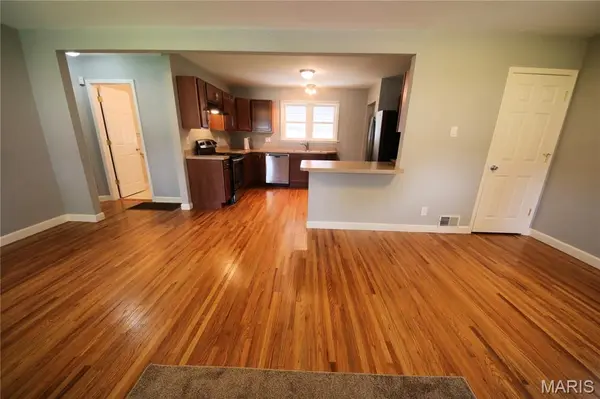 4317 Sunshine DR, St Louis, MO 63116