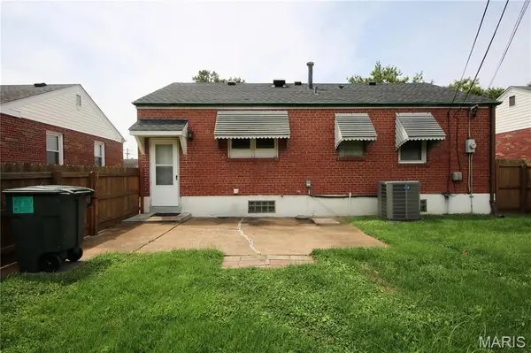 4317 Sunshine DR, St Louis, MO 63116