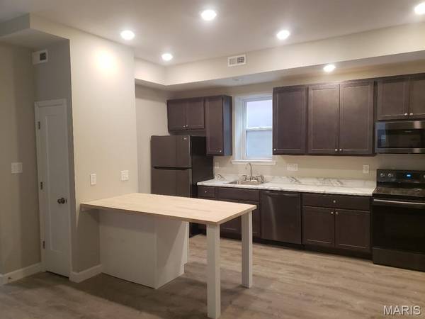 3648 Russell BLVD, St Louis, MO 63110