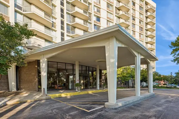 20 N Tower RD #6A, Oak Brook, IL 60523