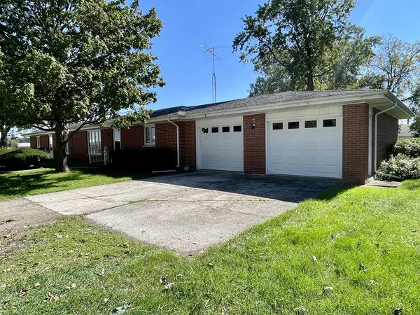 100-102 W Greenwood ST, Grant Park, IL 60940