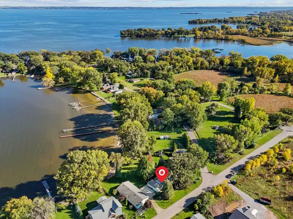5592 LAKE RD, Oshkosh, WI 54902