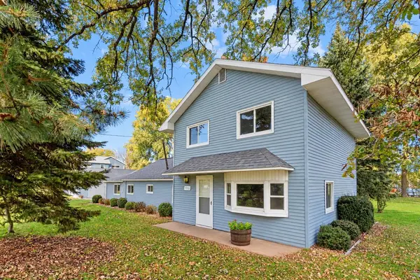5592 LAKE RD, Oshkosh, WI 54902