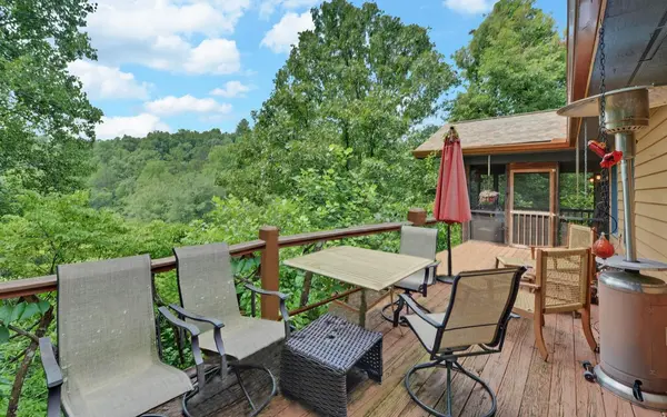 475 Rivercane Rd, Brasstown, NC 28902